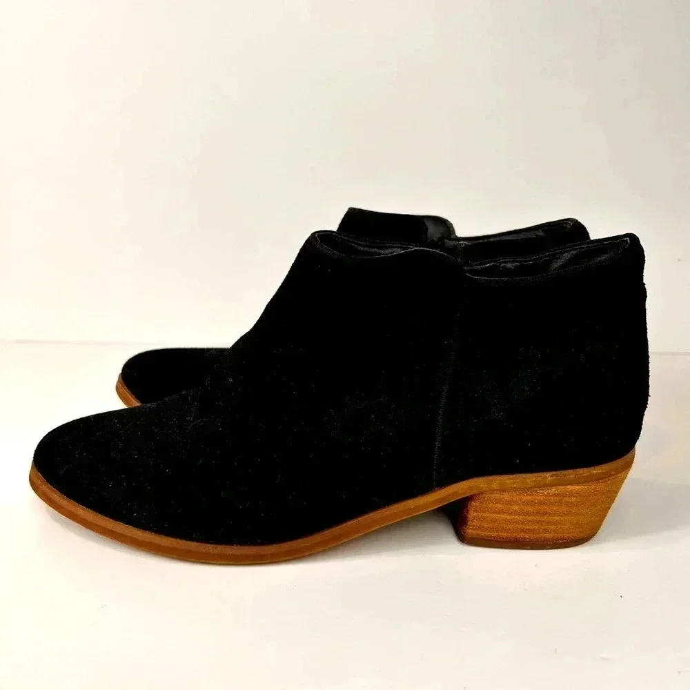 Denver Hayes Suede Booties, low ankle, Size 7.  NEW